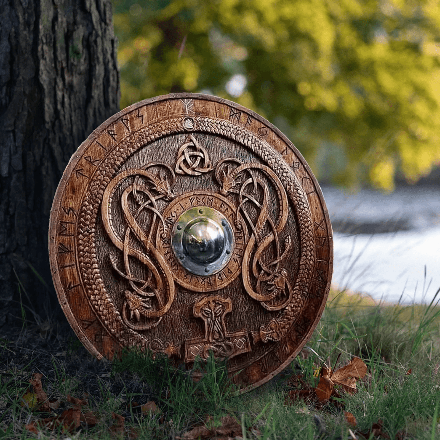 Geschnitzter nordischer Runenschild mit Jörmungandr-Ornamenten, 24"