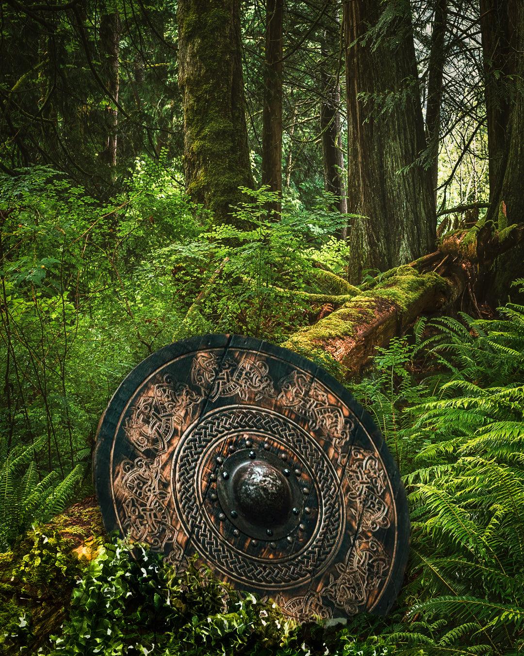 Wikingerschild mit geschnitztem nordischen Drachenmotiv, 24" 