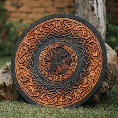 Handgeschnitzter Wikingerschild aus Birke mit nordischem Vegvisir-Symbol, 24"