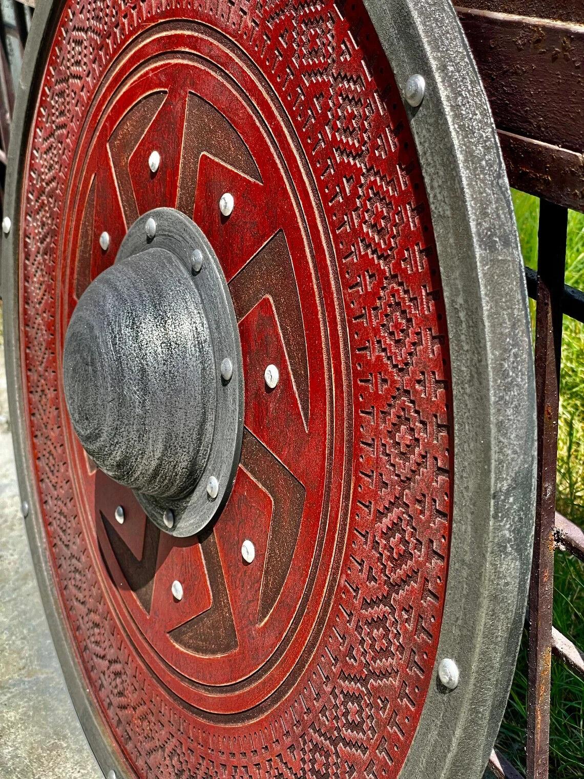 Roter geschnitzter Kolovrat-Sonnenschild aus der Wikinger-Slawen-Dynastie, 24" 